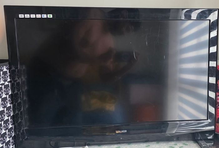 Walker TV for sale 32 inch with remote and HDMI Ports