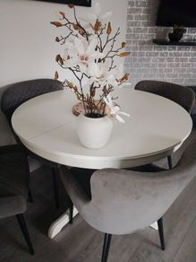 four dinning chairs