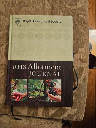 The Royal Horticultural Society Journal.  By Mitchell Beazley. Beautiful Illustrated Hardback Journal Of Month By Month Managment Of Your Allotment.  In Good Condition.  See Photos For Same.