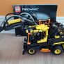 LEGO Technic Volvo EW160E Image 3