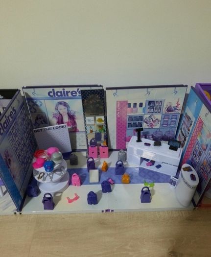 Mi world girls playing shops