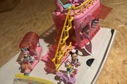 MINNIE AND DAISY Restaurant with bike