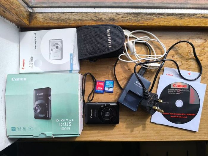 Canon IXUS 100 IS Digital Camera