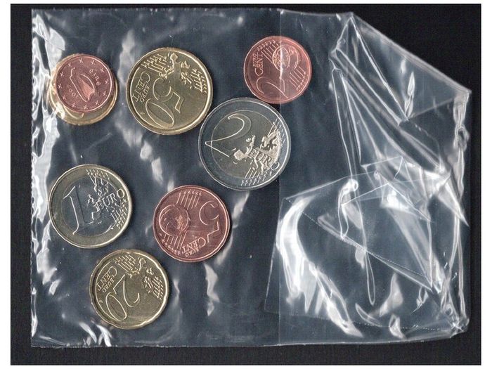 2007 Ireland Central Bank & Financial services Authority of Ireland Souvenir of The Irish Coin Fair 17-18 February 2007. Contains an uncirculated set of Irish coins issued in 2007. (3 images)