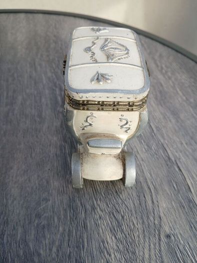 Presume Vintage Royal Waggon