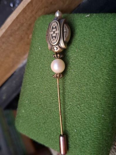 Lapel pin brooch
