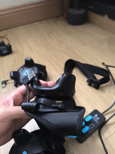 Vive 2.0 tracker with dongle and trackstrap battery bank