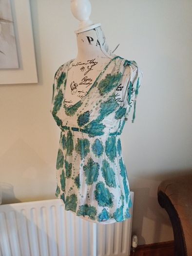 Size 8-10 Guess Chiffon Top