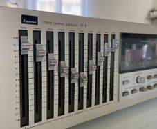 From 1981 Stereo Graphic 10 bands Equalizer SANSUI SE-8, full working order.