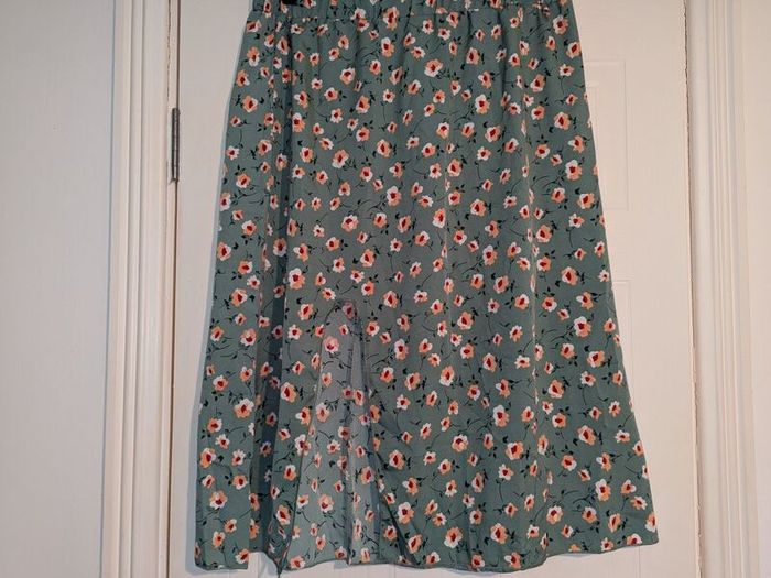Gorgeous floral midi skirt with side slit