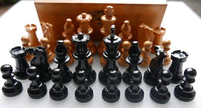 Antique  Chess Set 1930s-40s European Hand Carved Boxwood Complete 32 Pieces