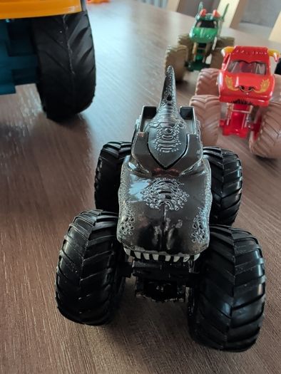 Hot wheels Monster mover with 10 Monster trucks
