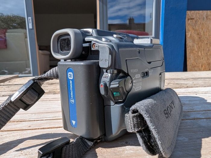 Sony DCR-TRV33 MiniDV digital camcorder with Carl Zeiss Vario-Sonnar lens