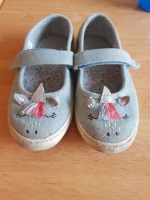 Girl's pumps