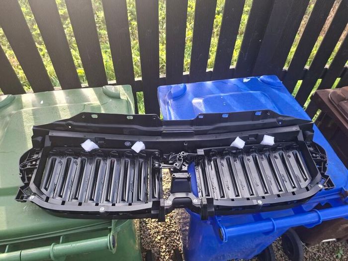 BMW G30 front grill assembly