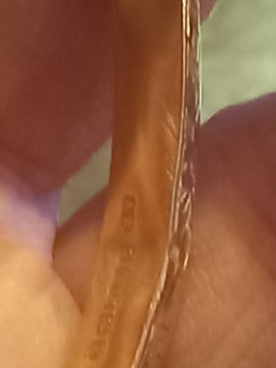 9ct  gold bangle