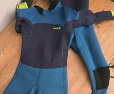 Kids wetsuit - size 8 but would suit size 6