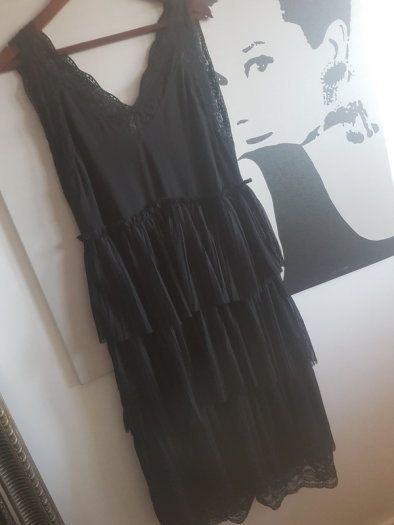 H&M Black Lace V-neck Tiered Pleated Dress