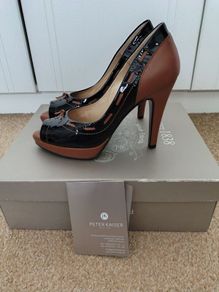Court shoes