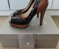 Court shoes