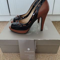 Court shoes