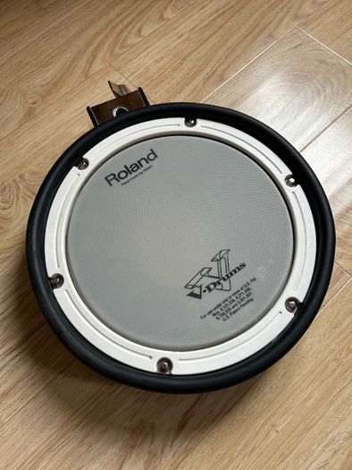 Roland e-drum pads, cymbals + hi-hat