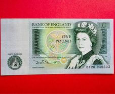 England. ONE  POUND. 1982  Pick  377b ( Uncirculated )