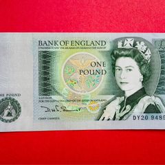 England. ONE  POUND. 1982  Pick  377b ( Uncirculated )