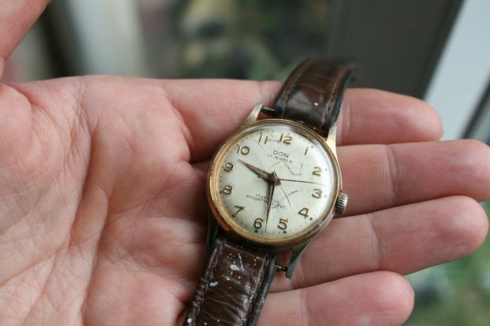 Vintage Mechanical Hand-Winding Wristwatche (works well)