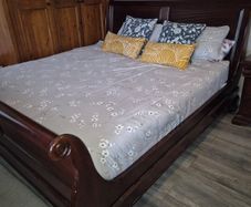 Superking Mahogany Sleigh Bed w/2 matching lockers