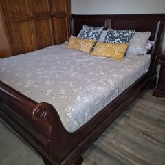 Superking Mahogany Sleigh Bed w/2 matching lockers