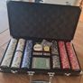 Texas Holdem Poker chips set with Aluminium case, 2 Desks cards, Dealer, Small blind, Big Blind buttoms, 5 Dice (300 pieces) Image 4