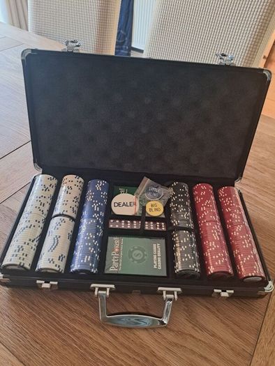 Texas Holdem Poker chips set with Aluminium case, 2 Desks cards, Dealer, Small blind, Big Blind buttoms, 5 Dice (300 pieces)