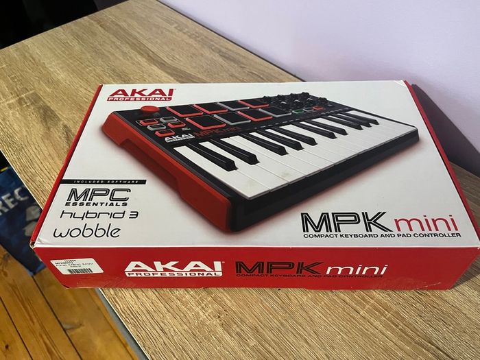 Akai MPK Mini MKII MIDI Keyboard, Mint Condition in Box with Cables & Manuals