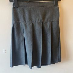 Dunnes grey skirt (as new) age 11-12