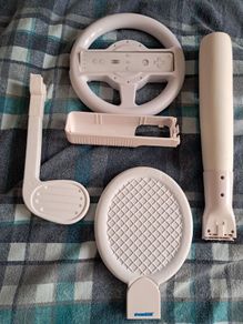 DreamGear Nintendo Wii Sports Accessories Bundle  Steering Wheel & Rackets