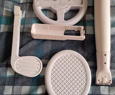 DreamGear Nintendo Wii Sports Accessories Bundle  Steering Wheel & Rackets