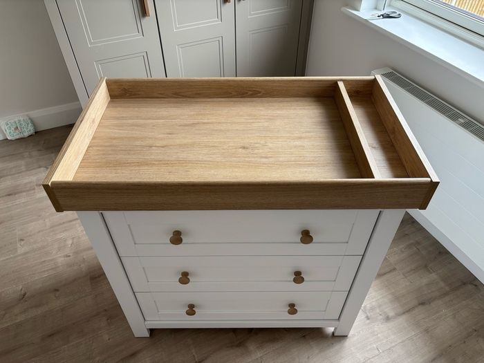Mama's & Papa's Chest of Drawers w/ baby changer
