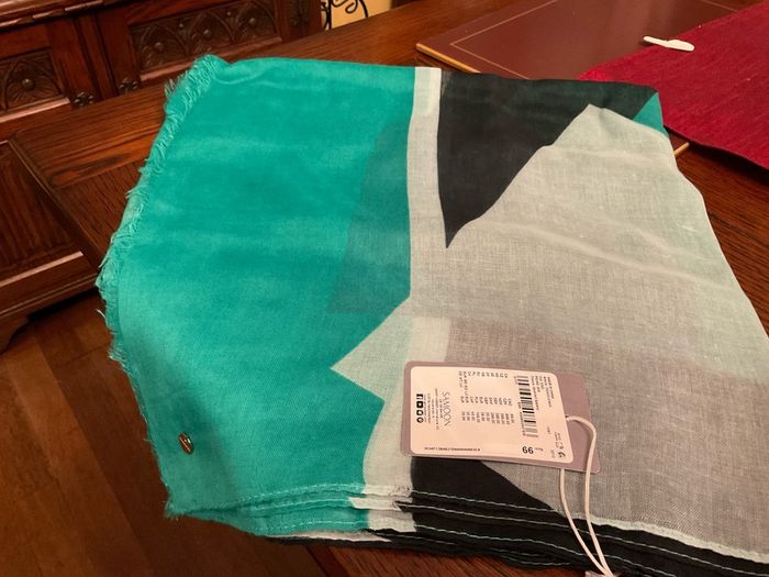 SAMOON BARGAIN PRICE. New Light Weight Scarf In Jade Green Dark Navy Beige And White .length Is 180 Cm