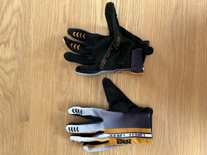 Motorcycle gloves