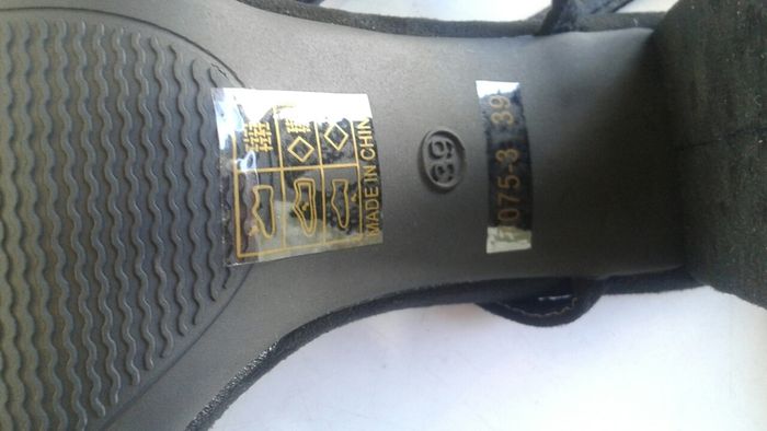 black sandles size 39 NEW WITH BOX