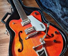 Gretsch 5122T Hollow Body guitar + Hard Case (Delivery available)