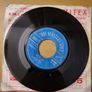 Steve Perry Because Theyre Young 7 inch 1960 His Masters Voice Irish Pressing Image 2