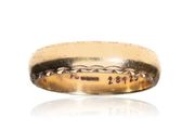 375 9ct gold band size O1/2, 4.61g