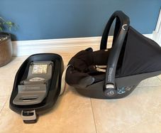 Maxi Cosi pebble & pearl car Seat with Isofix base