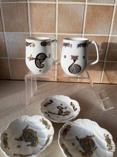 Royal Tara "Book of Kells Design 2 Mugs &; 3 Shell shaped Dishes