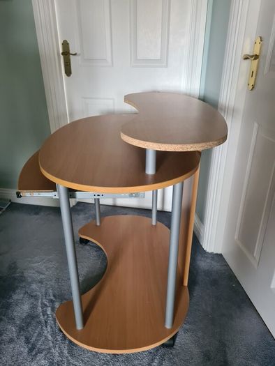 Study desk/computer desk.