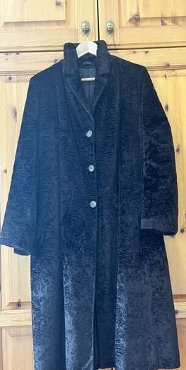 Per Una Marks & Spencer Long Velvety Sherpa Style Long Ladies Coat. In Very Good Condition. Made In Italy. Dark brown. Size Medium