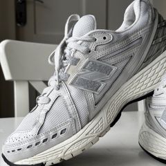 New Balance 1906R running trainers