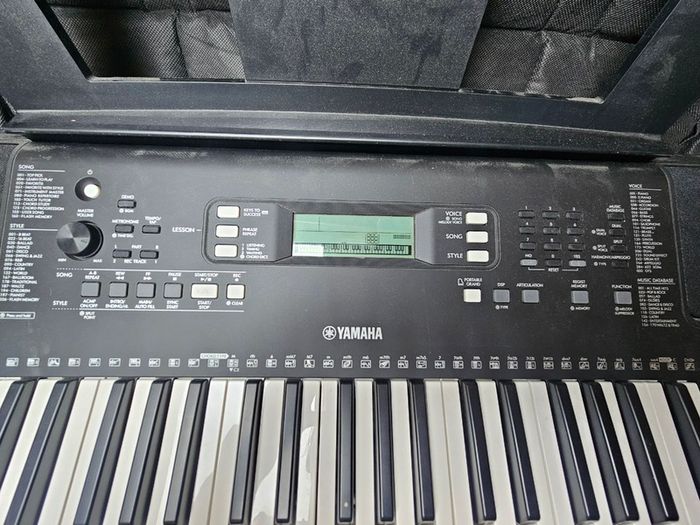 Yamaha PSR E373 keyboard